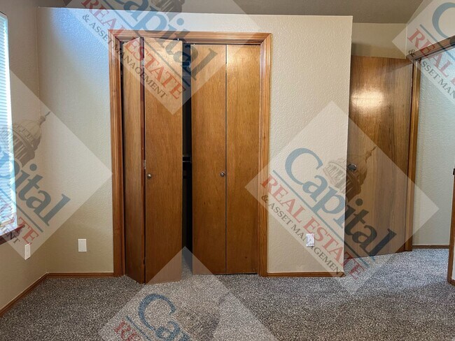 Building Photo - Charming 3 Bedroom