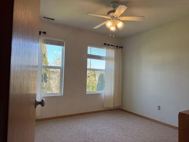 Building Photo - Beautiful 3 beds, 2.5 baths 6 minutes to V...