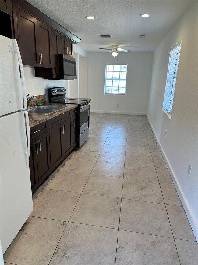 Building Photo - 3 bedroom in Miami FL 33142