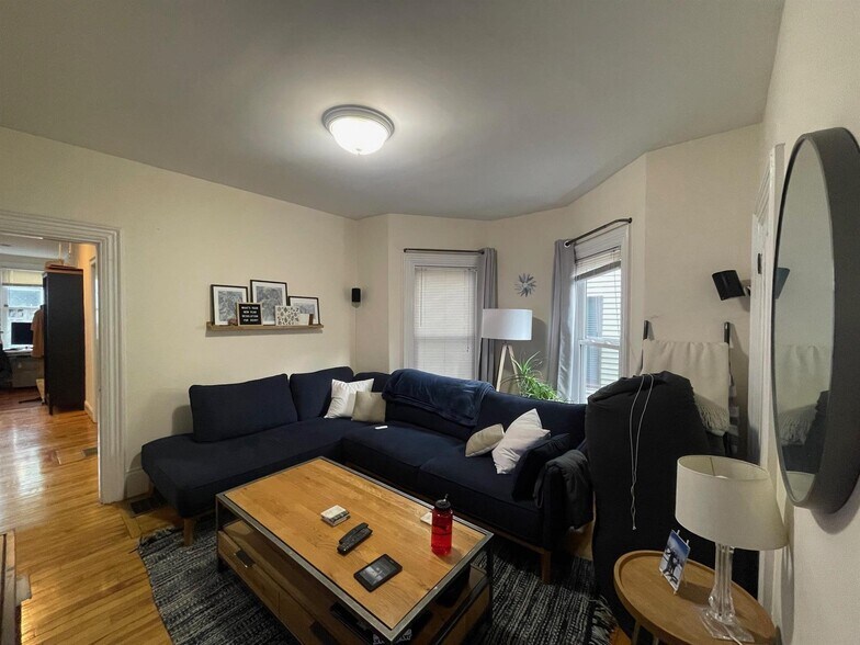 Building Photo - 21 Hall St