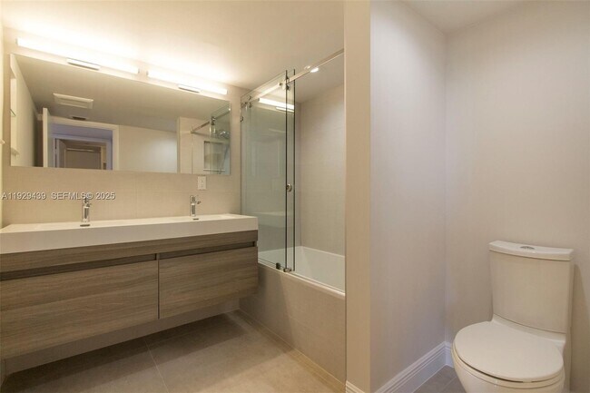 Building Photo - 2555 Collins Ave