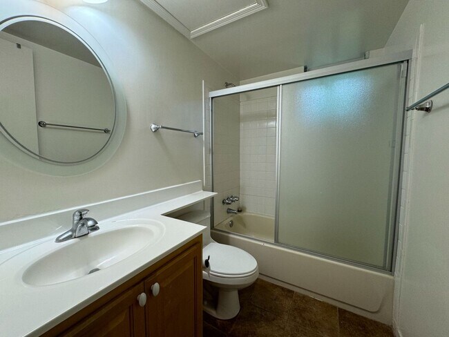 Building Photo - Spacious 4 Bed 3 Bath Home With Fully Fenc...