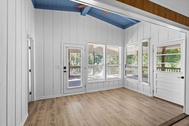 Building Photo - Spacious 4 Bedroom 2 bath home in Pawley's Island