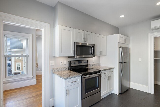 Building Photo - 303 Islington St