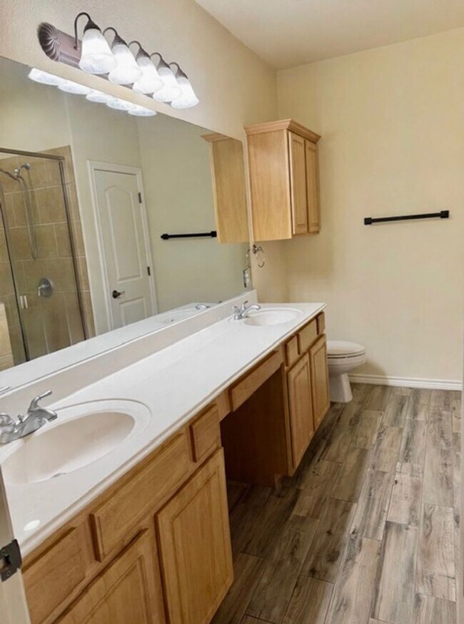 Building Photo - 1405 Delsie Dr