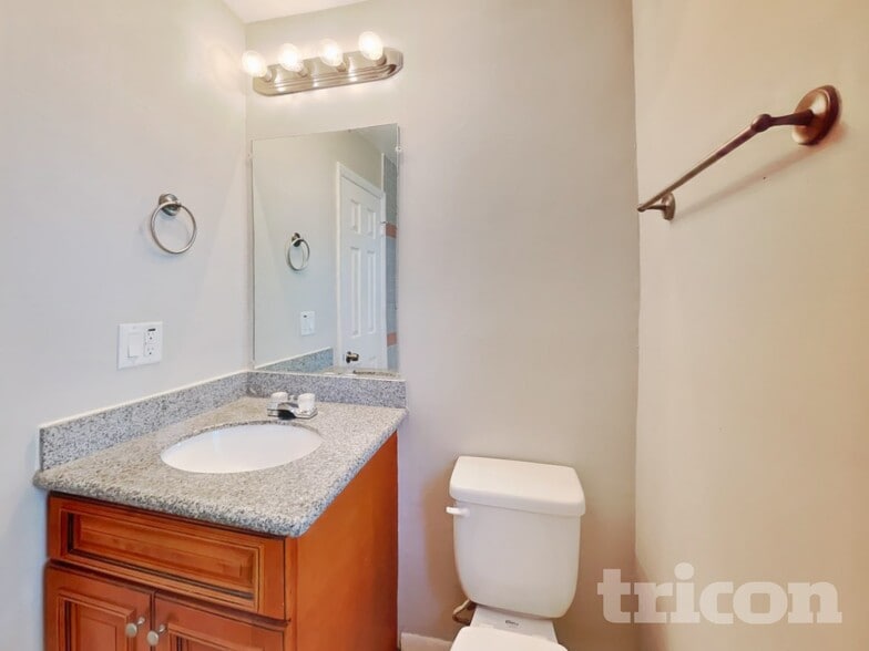 Building Photo - 1002 Saxon Ct