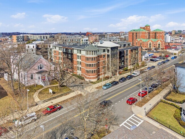Building Photo - 533 Cambridge St