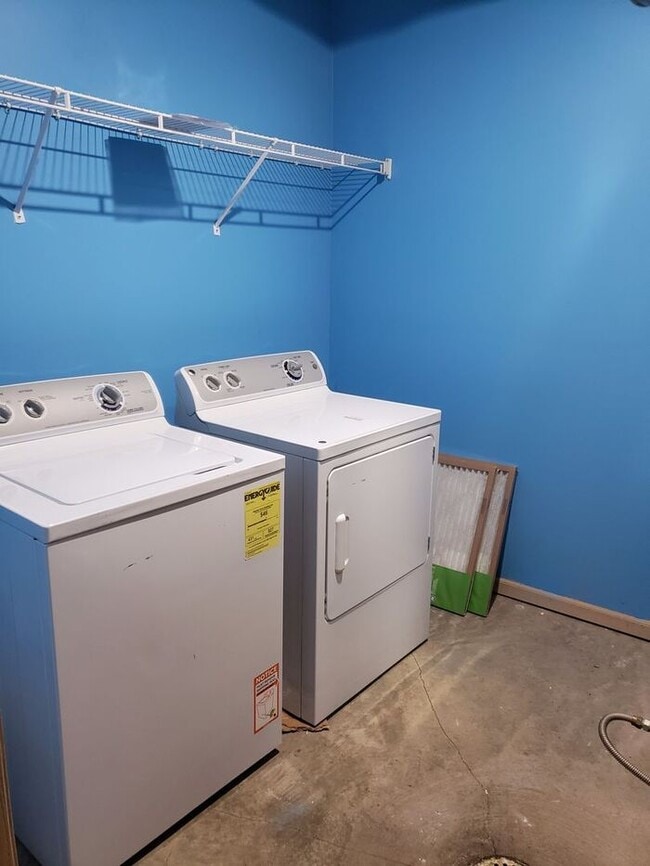 Building Photo - Beautiful Gardner Townhome-Available in MAY!!