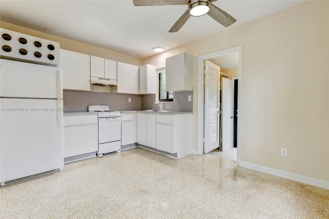 Building Photo - 2867 SW 38th Ave