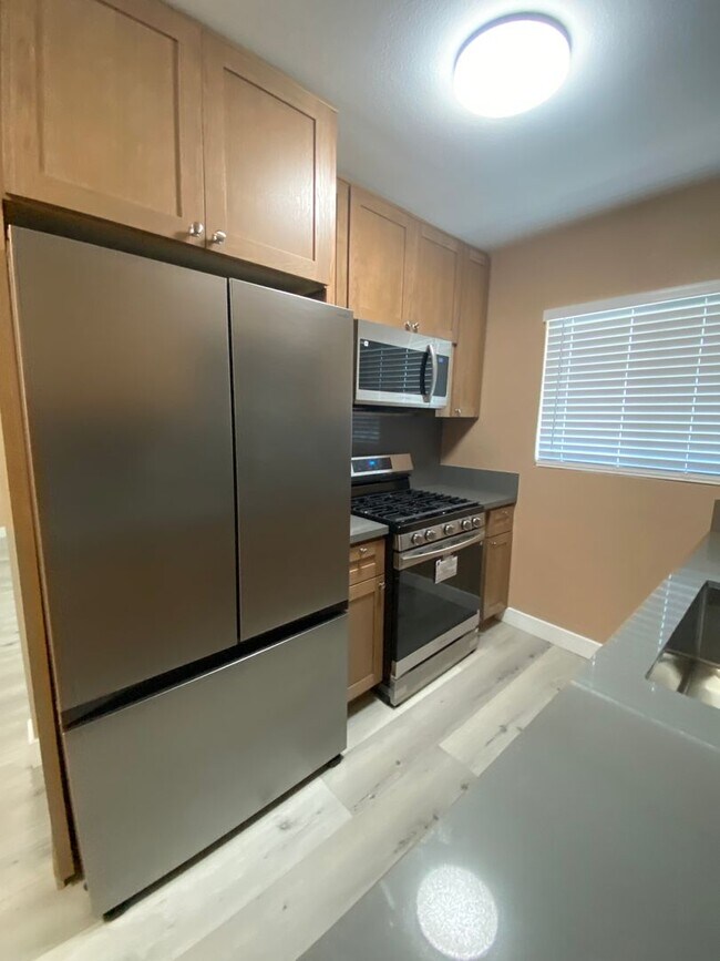 Building Photo - NEWLY RENOVATED 1 BEDROOM/1 BATH!