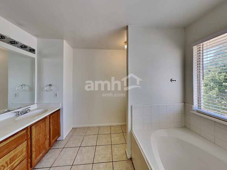 Building Photo - 3933 Evergreen Ct