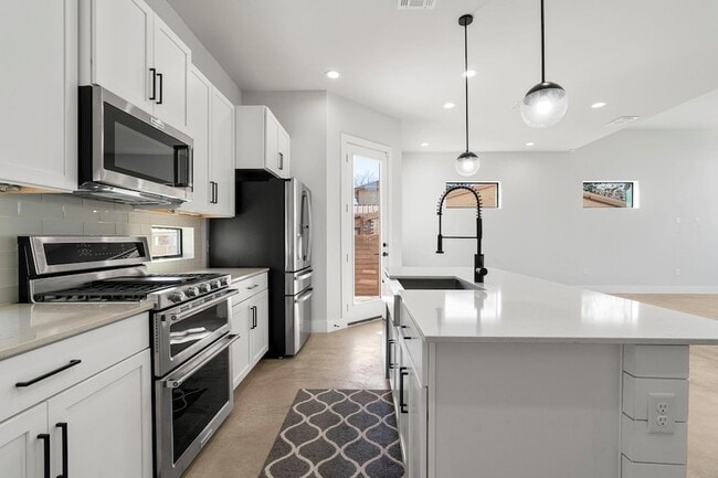 Building Photo - 1405 Perez St