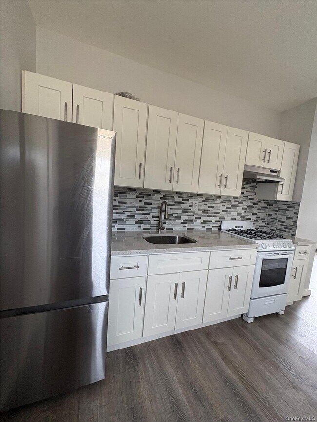 Building Photo - 52-25 Van Dam St