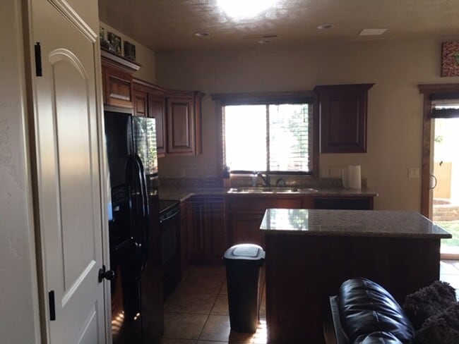 Building Photo - Roomy townhome