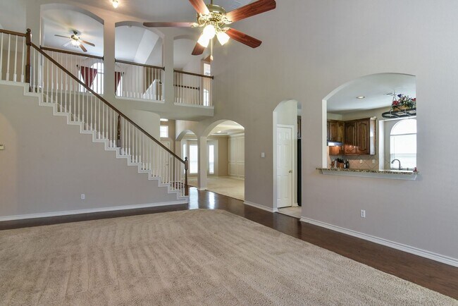 Building Photo - Large Mansfield High Home Centrally Located