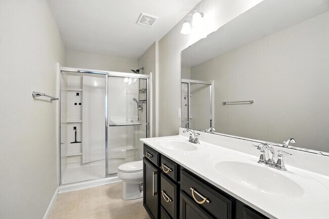 Building Photo - Fully Updated and Move-In Ready with Excep...