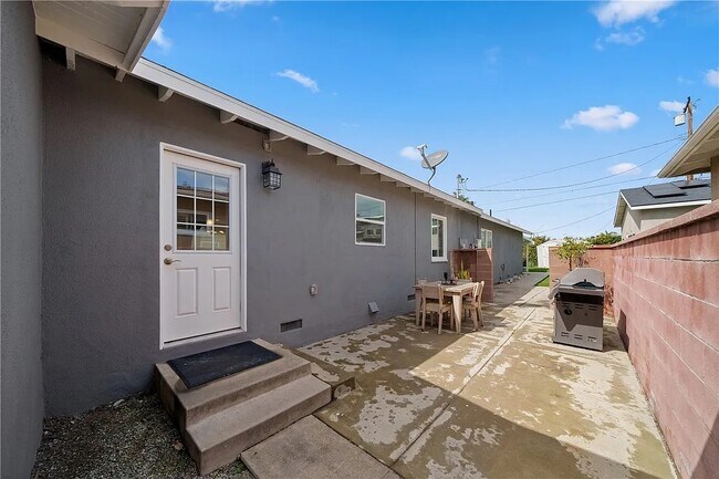 Building Photo - 329 E Everett Pl