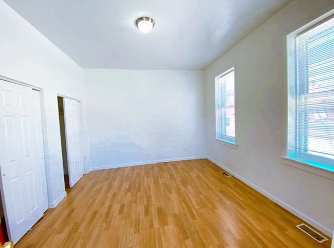 Building Photo - 2831 Iowa Ave