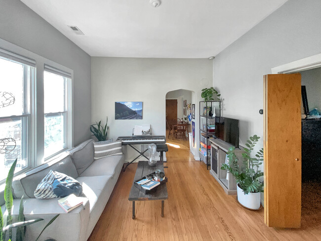 Building Photo - 2137 N Maplewood Ave