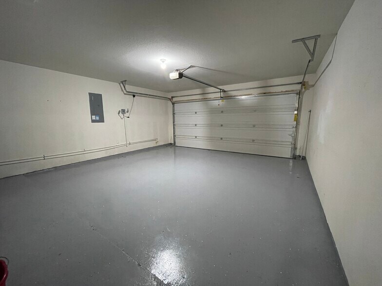 Building Photo - 840 English Ivy Dr