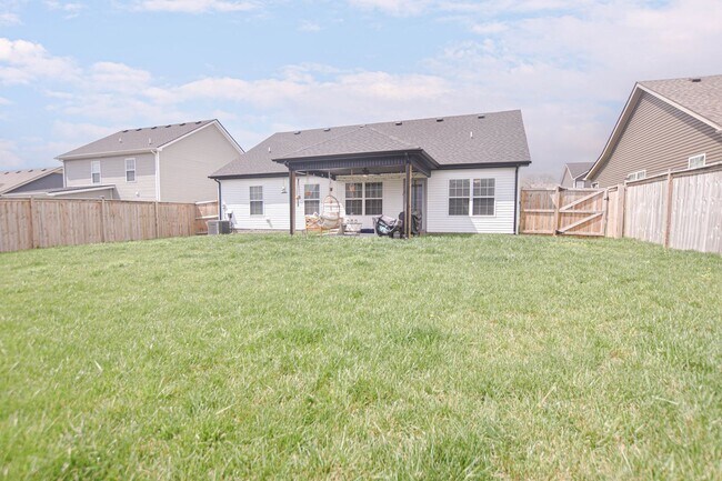 Building Photo - Pet Friendly Three Bedroom!