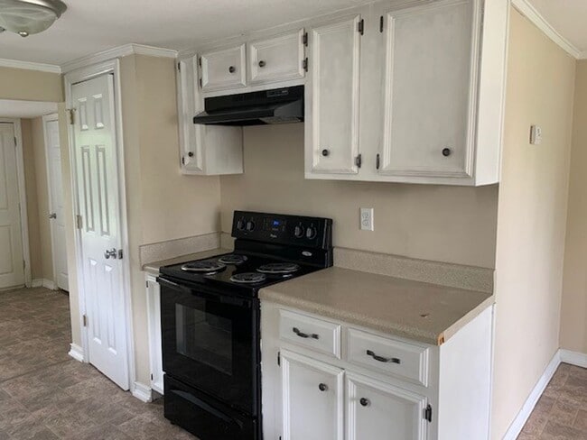 Building Photo - 2 Bedroom/1 Bath Home off Old Pine Rd