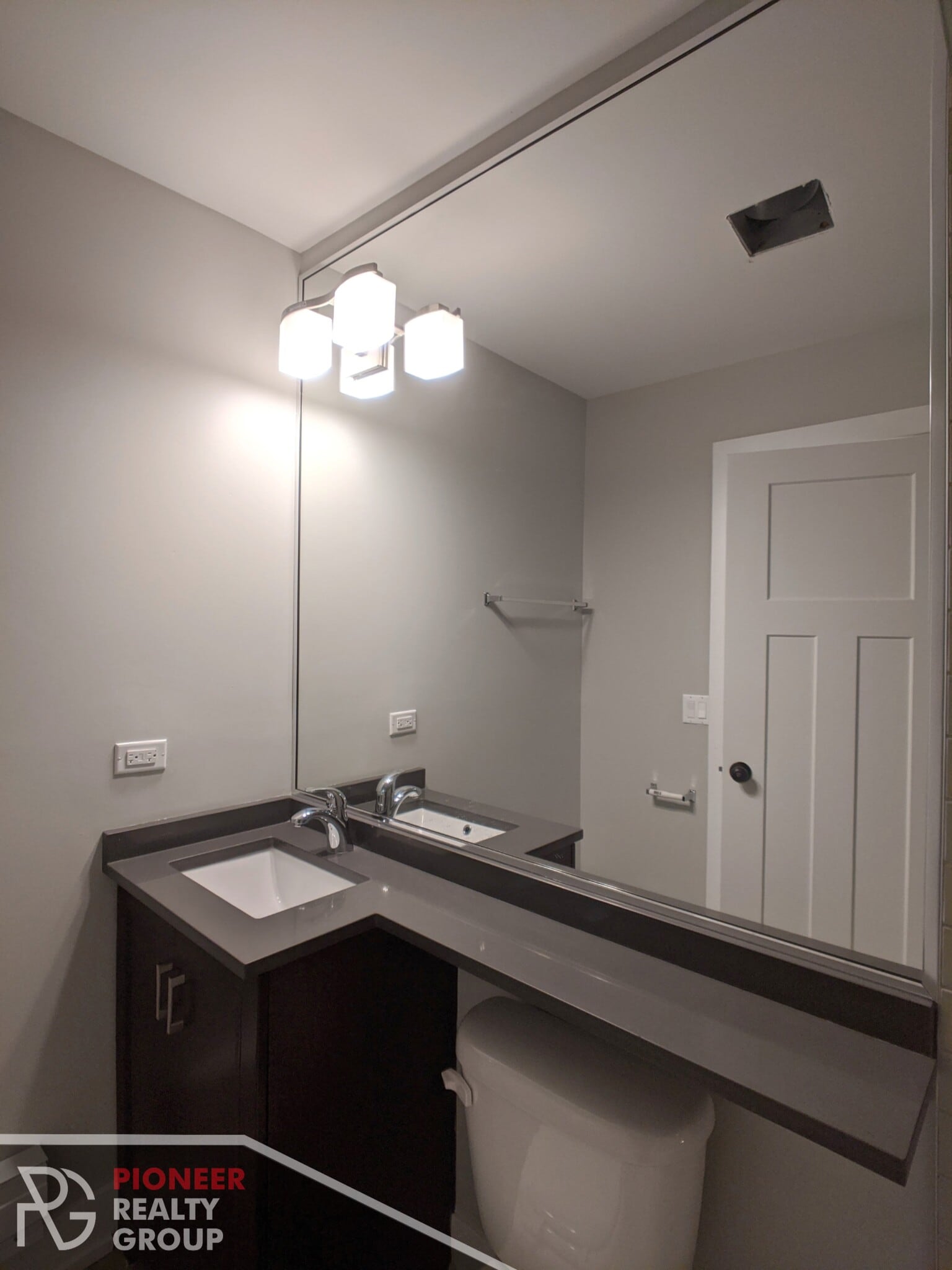 Building Photo - 542 W Surf St