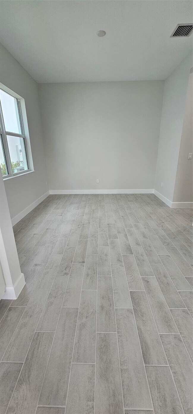 Building Photo - 5461 Empire Dr