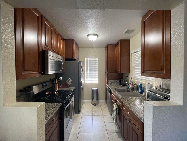 Primary Photo - 10740 Aderman Ave