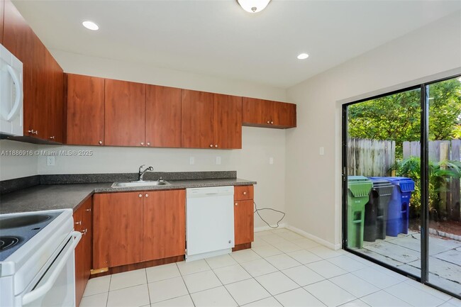 Building Photo - 2904 NW 67th Ct