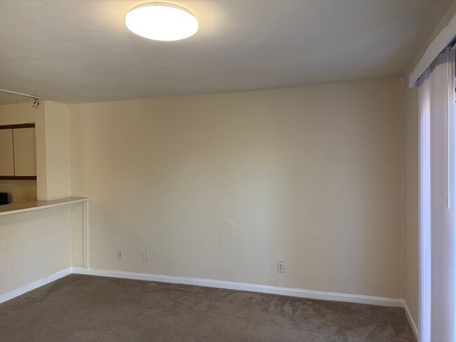 Building Photo - 4BR/2BA Near Virginia Tech | Bus Route, Laundry In-Unit