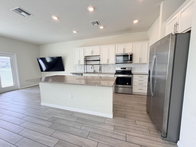 Building Photo - 2800 Troubadour St