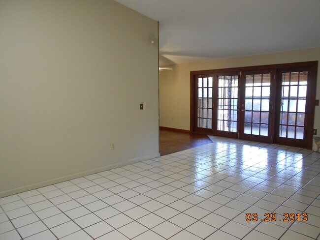 Building Photo - Charming 3/2 Home with Fireplace and 2-Car...