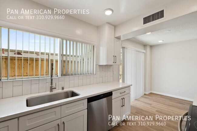 Building Photo - 450 Vista Dr