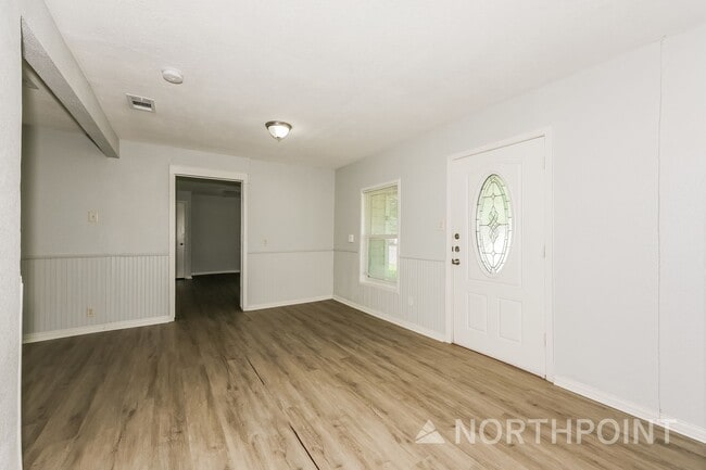 Building Photo - 3 BR/1BA | Newly Renovated Single Family Home |  Front and back yard| In Cleburne!