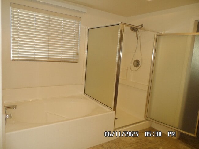 Building Photo - 3 Bedrooms, Den, 2 Bathrooms, 3 Car Garage...