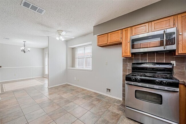 Building Photo - 2502 Knollbrook Ln