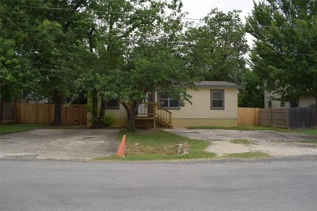 Building Photo - 409 Regina Dr