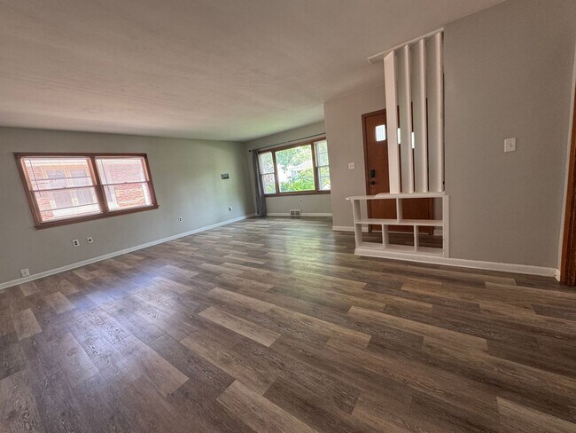 Building Photo - JEROME’S  3 Bed/1.5 Bath JEWEL IS READY FO...