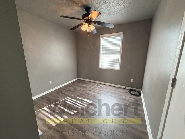 Building Photo - 3 bed, 2 bath