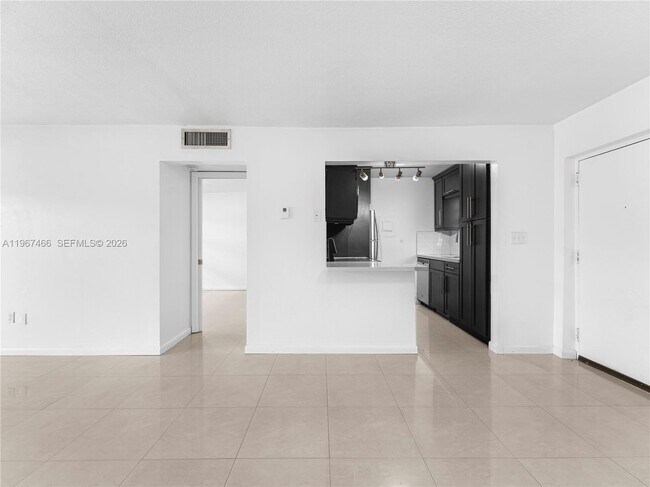 Building Photo - 633 S Royal Poinciana Blvd