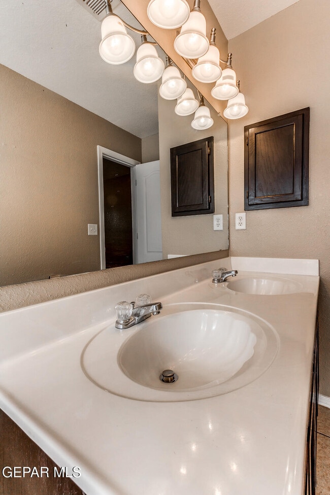 Building Photo - 10964 Northview Dr