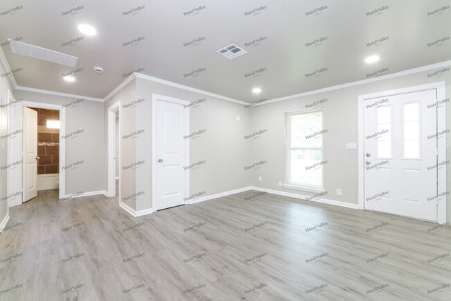 Building Photo - 806 S Meadow Ln