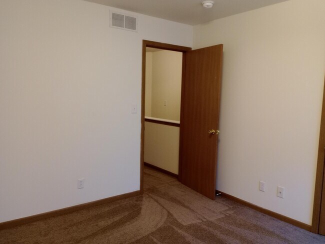 Building Photo - 406 E Liberty Ln