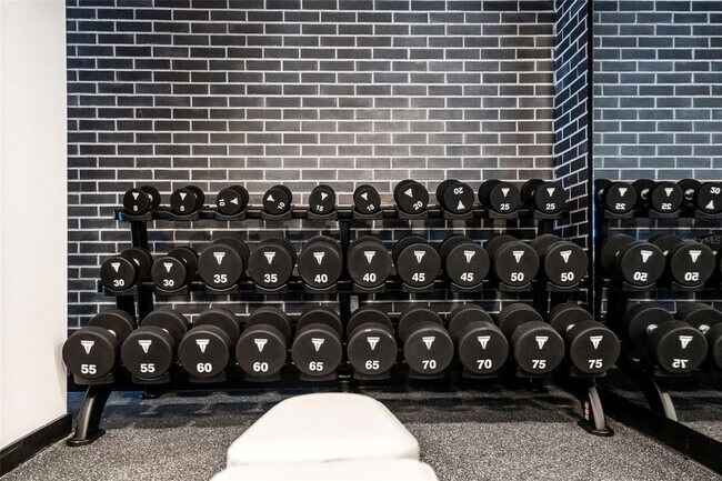 Building Photo - 1991 Main St