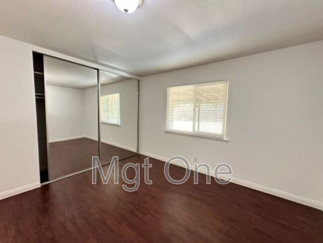Building Photo - 10539 Pendleton St