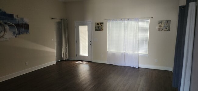 Building Photo - 6107 W 1st Manor