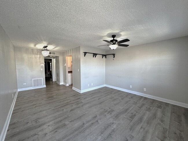 Building Photo - Villa For Rent