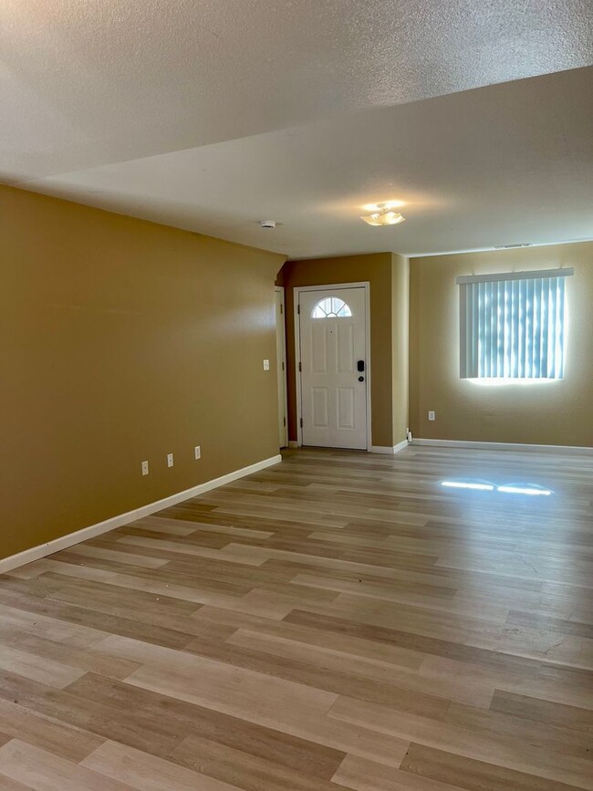 Building Photo - $300 OFF FIRST MONTH RENT!! 4 BED HOUSE LO...