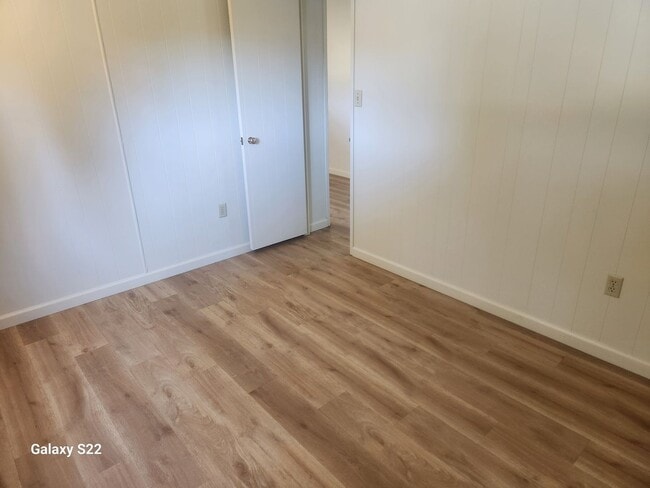 Building Photo - Bright and Cheery, well maintained 2 bedro...